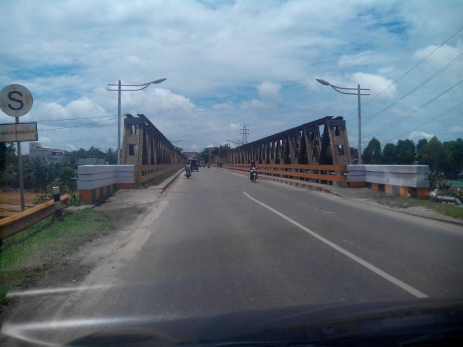 Kondisi jembatan Sungai Tembesi yang termakan usia.